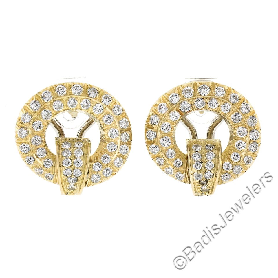 Elegantes aretes Omega redondos abiertos de diamantes en conjunto pavé de 1,60 quilates de oro amarillo de 18 quilates Foto 1 de 4