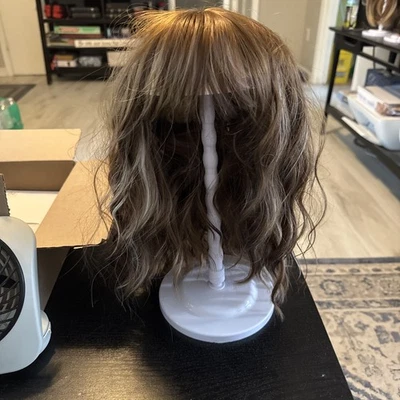 Peluca sintética rizada marrón realista con flequillos y reflejos Foto 1 de 3