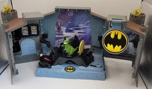 DC Batman Wayne Manor Hot Wheels Playset - Picture 1 of 13