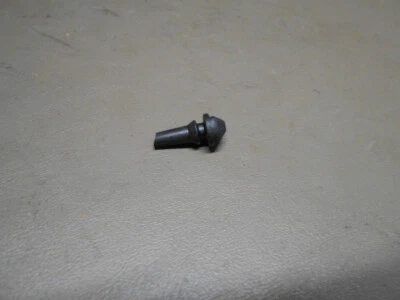 97 98 99 00 01 02 Mitsubishi Mirage 2 puertas LHD guantera montada en la parte delantera de goma Foto 1 de 2