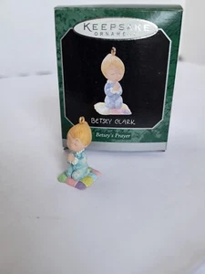 1998 Hallmark Keepsake Ornamento Miniatura Betsey's Clark Oración Chica Oración Oración - Imagen 1 de 6