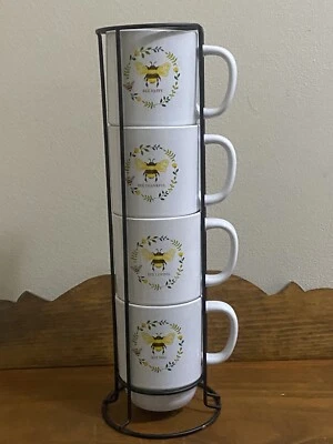 Juego de 4 tazas apilables Boston Warehouse con corona de flores silvestres y abejas Foto 1 de 4