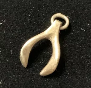 NICE DAINTY ESTATE STERLING SILVER WISHBONE LUCKY BRACELET CHARM 9/16" X 5/16" - Picture 1 of 2