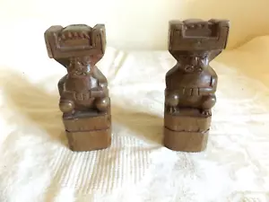 PAIR OF RARE VINTAGE PERUVIAN INCA WOODEN CARVINGS OF SEATED FIGURES 11 CM TALL - Picture 1 of 12