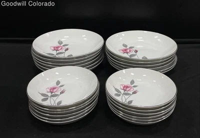 Cuencos de porcelana fina floral con acento plateado Seyei Enchantment Foto 1 de 4