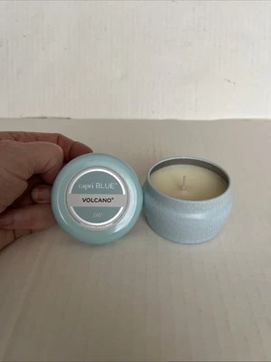 Capri 蓝色蜡烛火山香味 3 盎司迷你旅行锡 - AQUA 浅蓝色和白色 — 第 1/4 张图片