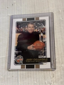 Salón de la Fama Panini #138 2010 Jerry Colangelo 379/599 Salón de la Fama Suns - Imagen 1 de 3