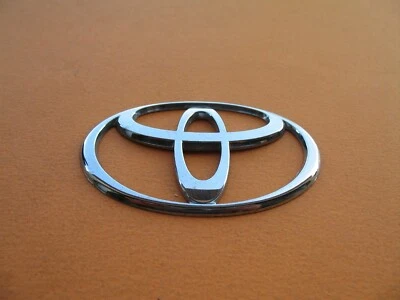 99 00 01 02 03 TOYOTA SOLARA TAPA TRASERA CROMO EMBLEMA LOGOTIPO INSIGNIA SIGNO USADO A18874 Foto 1 de 2