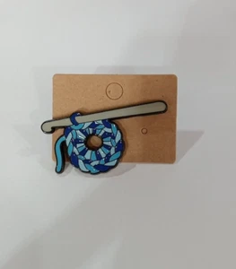 Crochet Magic Circle 2" New Enamel Badge Pin Blue Brooch Pinback - Picture 1 of 2