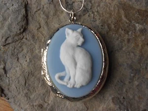 KITTY CAT (BIANCO/BLU) CAMMEO MEDAGLIONE PLACCATO ARGENTO, QUALITÀ, REGALO NATALE - Foto 1 di 5