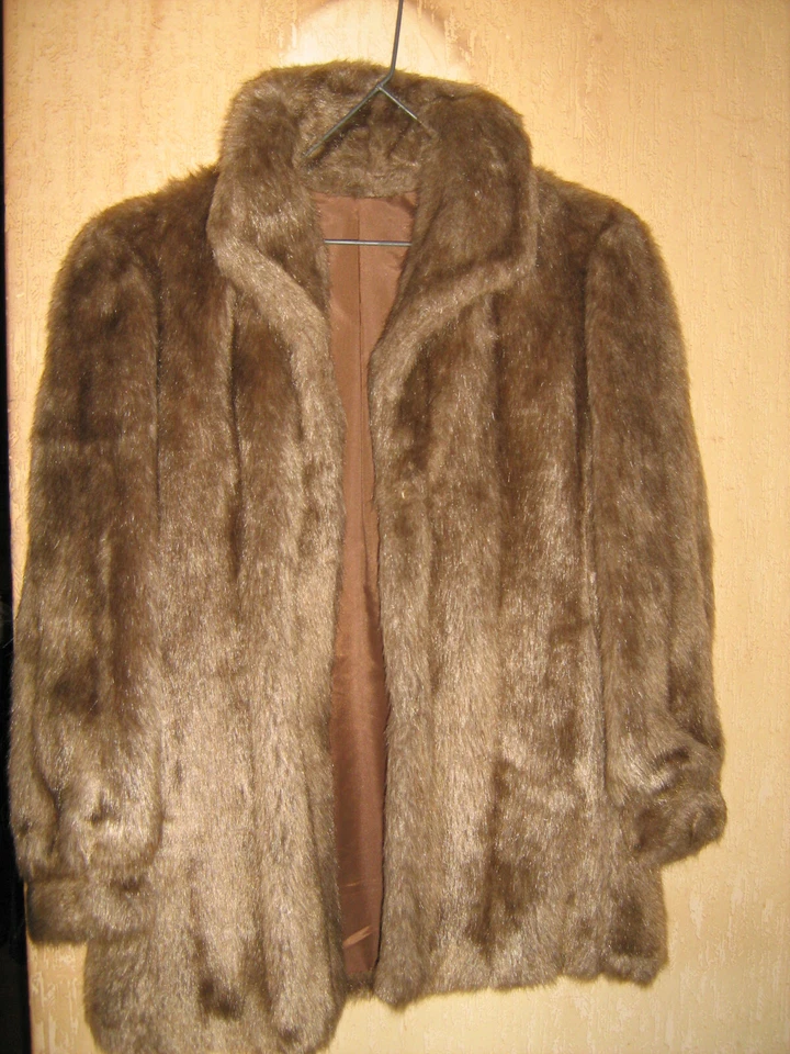 VESTE VINTAGE EN FOURRURE SYNTHETIQUE  LOT N°V1 - Photo 1/4