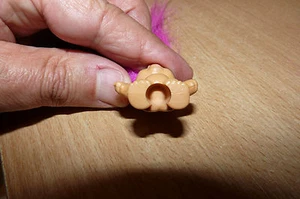 MUÑECA TROLL DE COLECCIÓN CON TOP LÁPIZ - CABELLO AMARILLO OSCURO INUSUAL - Imagen 1 de 2