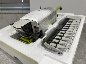 Marge - Claas Lexion 8800 Terra Trac w/12-30 C - 02577670 - 1:32 - Mint/New - Picture 1 of 11