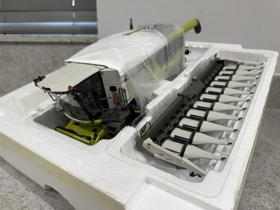 Marge - Claas Lexion 8800 Terra Trac w/12-30 C - 02577670 - 1:32 - Mint/New - Image 1 of 4