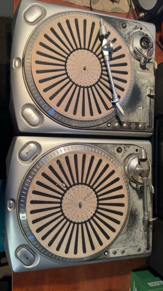 Dos tocadiscos Numark tt200 como están para piezas. Foto 1 de 2