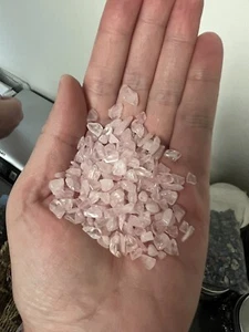 Chips de cristal de cuarzo rosa caído 6,5 oz piedras preciosas a granel piedras naturales sin perforar - Imagen 1 de 2