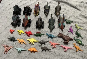 Vintage Dinosaurier Rückziehautos 10 Stück zusammen mit kleinen Dinosauriern - Bild 1 von 3
