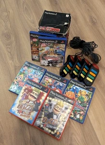 PlayStation 2 Buzz Komplett-Set – 7 Spiele + 4 Buzzer – Partyspiel-Klassiker - Foto 1 di 2