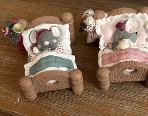 Midwest Importers, Merry Mousetales - Estatuilla de Navidad durmiendo ratón en la cama - Imagen 1 de 8