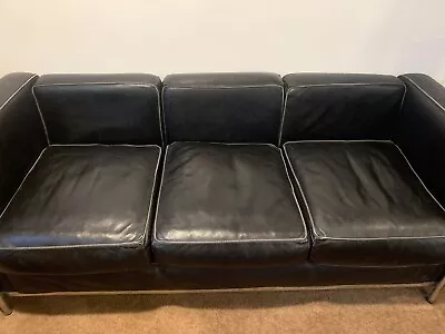 Sofá de tres plazas Le Corbusier Grand Modele, cuero premium negro medianoche Foto 1 de 4