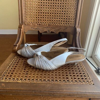 Zapatos Comfort View Katelynn Gatito Tacón Eslinga Trasera Plateado Metálico Punta abierta 11WW Foto 1 de 4