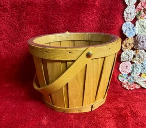 Pequeña cesta tejida resistente con mango móvil e inserto de plástico para plantas FTD - Imagen 1 de 5