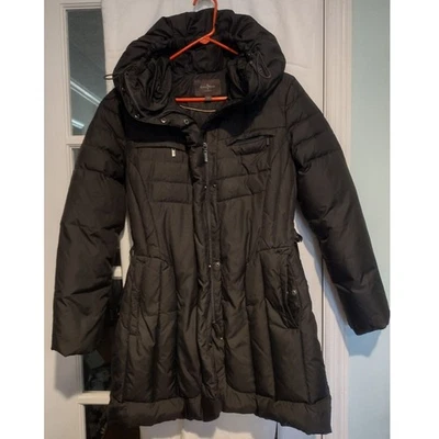 Abrigo para mujer Cole Haan Signature plumón acolchado con capucha cinturón mediano Foto 1 de 4