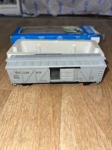 Life Like HO Scale 40' Wood Sheathed Outside Braced Boxcar Virginian # VGN 61550 - Picture 1 of 6