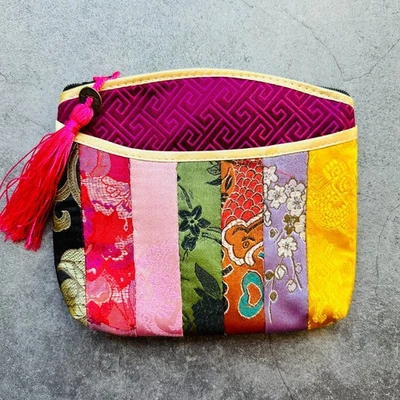 Mini bolsa de maquillaje con retazos de seda de inspiración asiática Foto 1 de 4