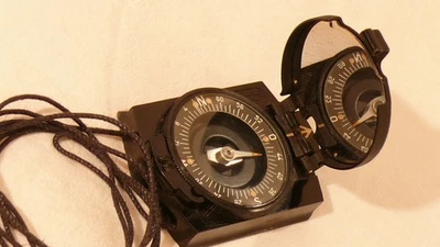 KOMPASS KRIEGER & FAUDT BERLIN WK  HEER MARSCHKOMPASS BOUSSOLE NORD SÜD OST WEST - Bild 1 von 4