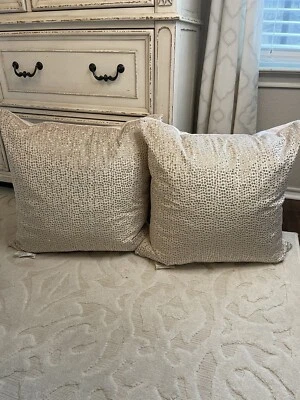 "Juego de 2 almohadas de lujo de terciopelo a lunares rosa y dorado rubor 24x24"" de MarloLorenz" Foto 1 de 4