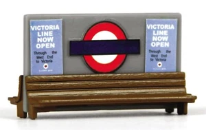Gilbow Station Platform Seat with maps etc OO Railway Accessories EFE 99622 (e) - Picture 1 of 2