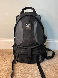 Tamrac Negro/Gris Cámara Laptop Senderismo Mochila SAS Accesorios Compartimento - Imagen 1 de 7