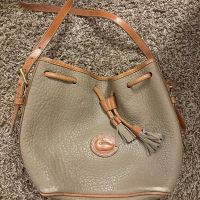 Bolso cubo Dooney & Bourke vintage de cuero granulado con cordón Foto 1 de 4