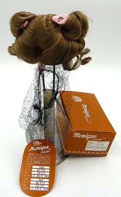 Peluca muñeca Monique "Kitty" #8305-marrón dorado claro talla 12/13 flequillos, colas de caballo nueva con etiquetas Foto 1 de 4