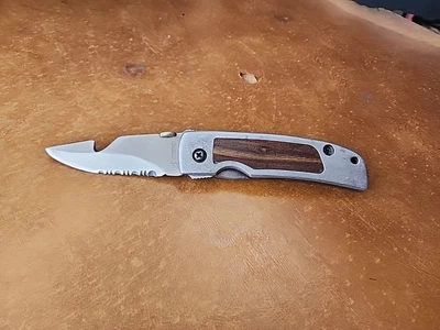 Vintage Defender Combo Gut Hook Single Blade Folding Pocket Knife - Image 1 of 4