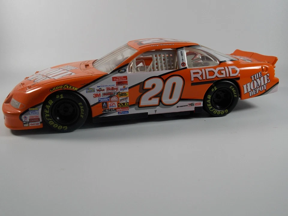 Vehículo fundido a presión Hasbro 1999 Pontiac Grand Prix - Tony Stewart #20 Foto 1 de 1