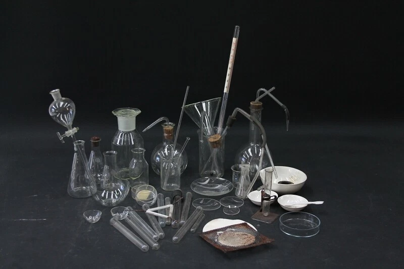 Konvolut Laborglas Laboreinrichtung Laborzubehör Glaskolben Labor Apotheke Deko - Bild 1 von 4