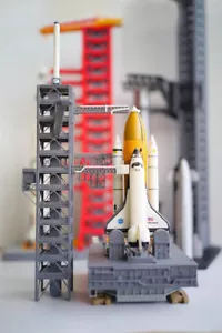 1/400 Space Shuttle Discovery mit Launcher Plattform bemalt Sammlung Modell - Bild 1 von 23