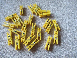 25 Kunststoffklammern, 3,5 cm, gelb, z.B. für Adventskalender, zum Basteln - Bild 1 von 2