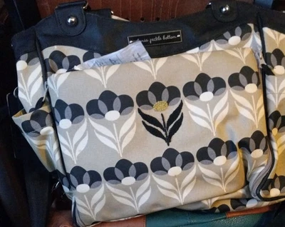 Bolso de Pañales Petunia Peckle Bottom Touring Baby Tote Caqui Negro Gris Floral  Foto 1 de 4