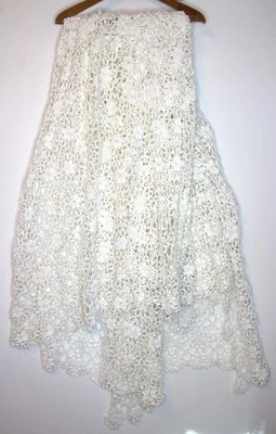 Manta decorativa de ganchillo floral blanca hecha a mano 100"x 85" en textil Foto 1 de 4