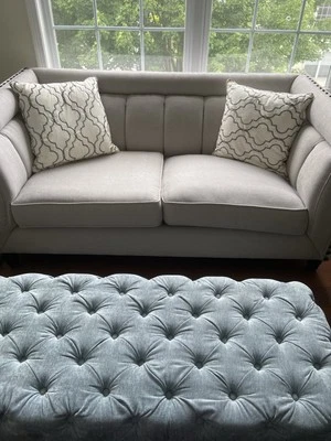 ASIENTO DE DOS PLAZAS GRIS CLARO DE PRIMERA CALIDAD CON 2 SILLONES RECLINABLES Y OTOMANA AZULES/¡IMPECABLE! Foto 1 de 4