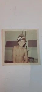 VINTAGE PHOTO SHIRTLESS SOLDIER BOY MAN BARRACKS VIETNAM COLOR SNAPSHOT MP - Picture 1 of 2