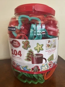 COOKIE CUTTERS 104 ALL SHAPES AND SIZES Betty Crocker - Picture 1 of 7