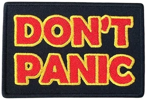 Toppa Don't Panic guida autostoppisti divertente citazione fantascientifica ferro/cucito distintivo emblema - Foto 1 di 3