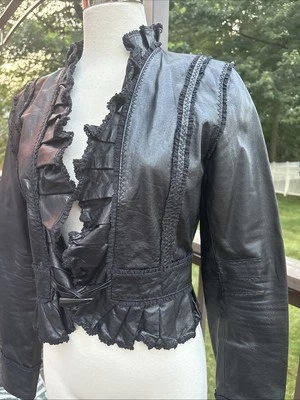 Chaqueta Victoria’s Secret Moda International de Cuero y Encaje Y2K Volantes Recortados Foto 1 de 4