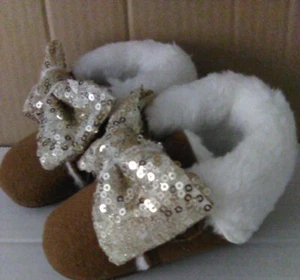 ddBBRw*Brown Suede Sequin Bow*white Fur Trim Baby Shoes*Booties 0-6 Months - Picture 1 of 4