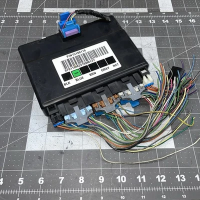 2003 2006 Yukon Tahoe Body Control Module BCM 15198116 w/ Harness Pigtails - Image 1 of 4