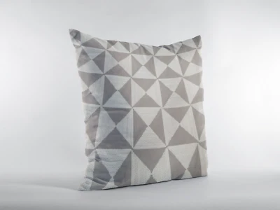 Cubierta de cojín Clarke & Clarke Adisa Taupe 24" / 60 cm Foto 1 de 4